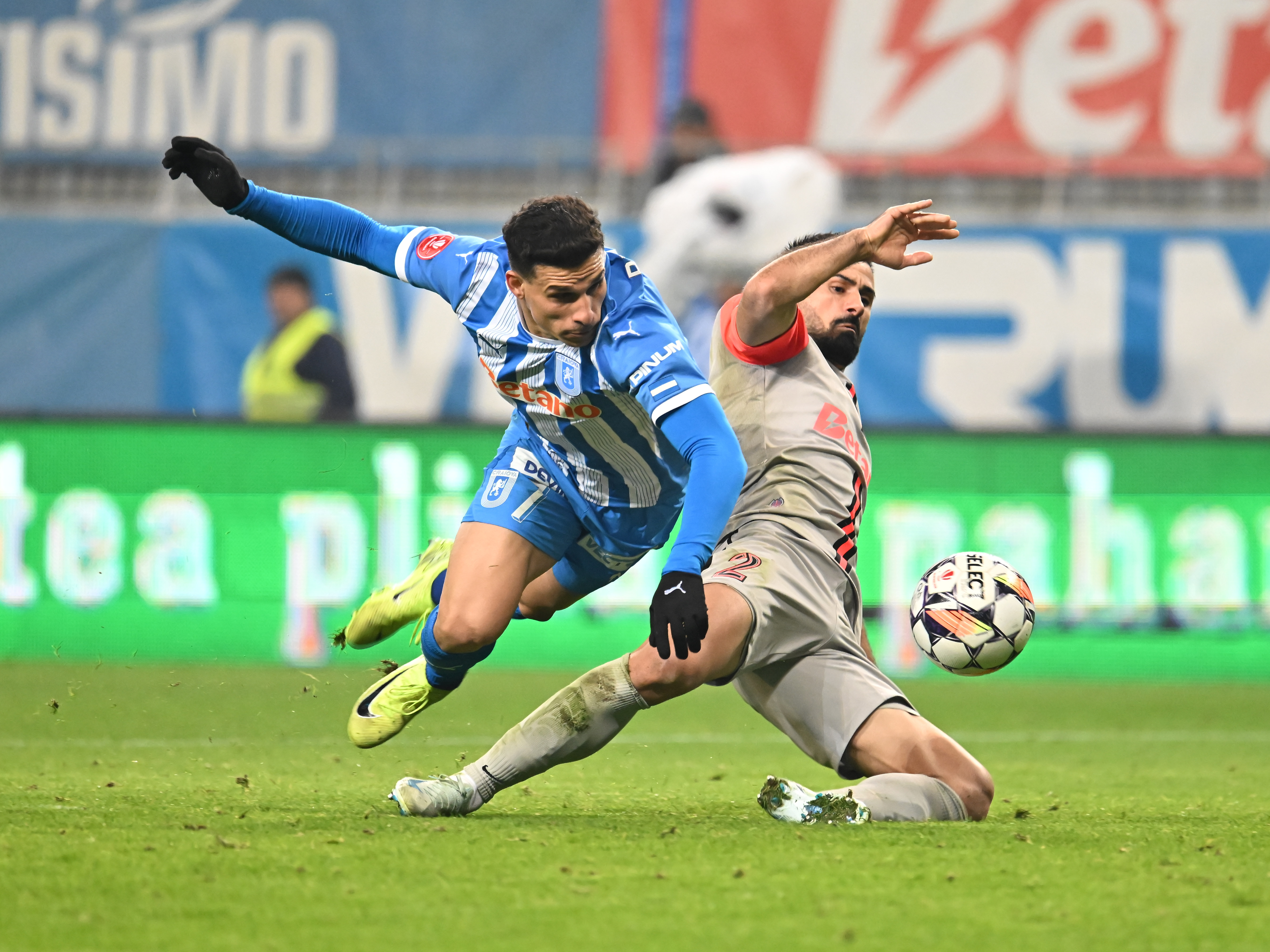 Universitatea Craiova - FCSB 1-1. Meci nebun &icirc;n Bănie, cu trei eliminări